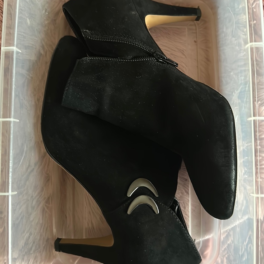 Black heel boot velvet with zip on the side.